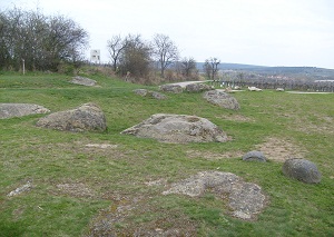 Foto vrcholu s jamkovitými kameny ve Svatém kameni